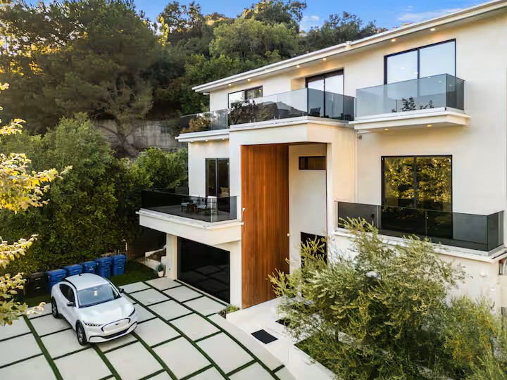 Private and Serene Lifestyle of Hollywood Hill
